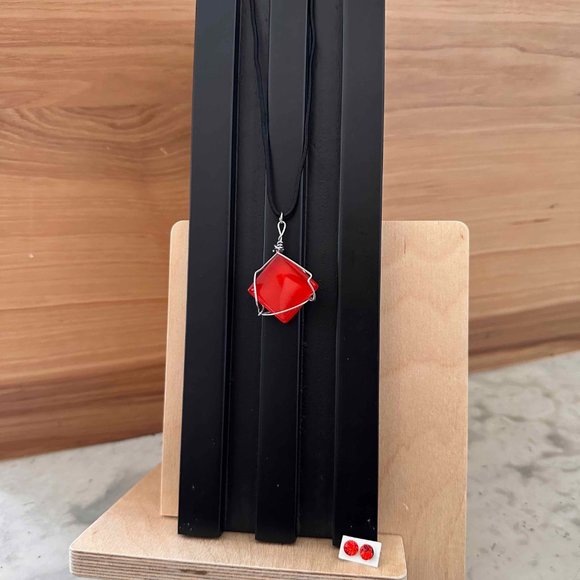 Duo Red Necklace with Earrings - Picture 3 of 3